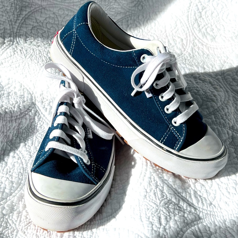 Vans Navy Suede Shoe, Women’s Size 7.5/Men’s Size 6, Excellent Used Condition